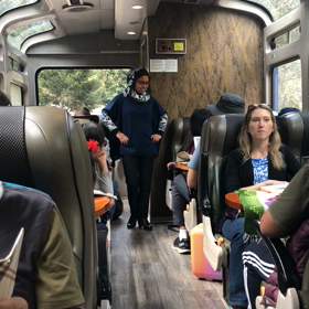 触りまくる乗客@ペルーレイル物販ショー①の画像