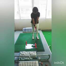 アプローチ練習では積極的に足の踏み込みを使う。の画像