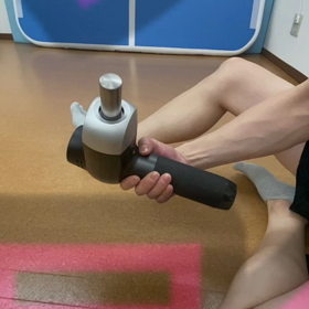 マッサージガンで筋膜ケアの画像