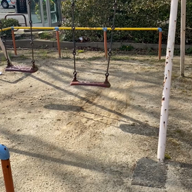 急に動き出すブランコの画像