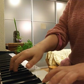 ピアノで練習中の画像