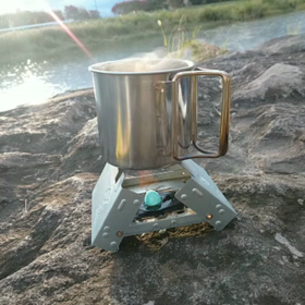 夕暮れ時にホットコーヒーの画像