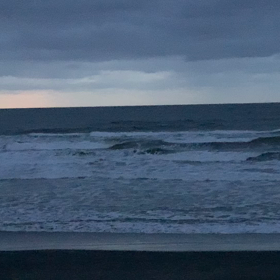 5月9日千葉北、東浪見の朝の波の画像