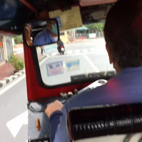 タイで　トゥクトゥクに乗るホルヘの画像