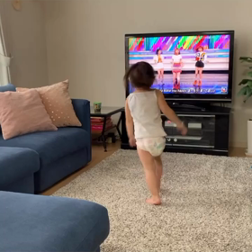 2歳次女、NiziU大好きの画像