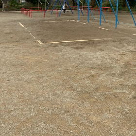 雨なのにブランコ乗ってる息子の画像