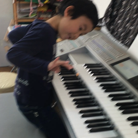 恐竜の曲を作曲中の画像