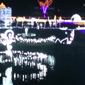 光の水辺の画像