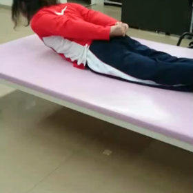 床の物を拾うの画像