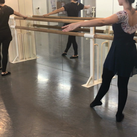 足の動きが難しいと悩む大人クラスの画像