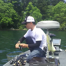 人生初のスモールマウスバスのランディングシーンの画像