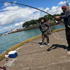 筋トレの休息日に、釣りに行ったら、とんでもない獲物を釣ってる人がいました。の画像