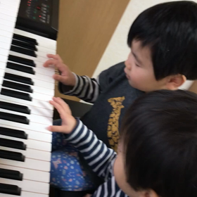 2歳児くん4歳児くんのはじめての聴奏の画像