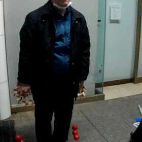 けん玉おじさん　佐世保アーケードの画像