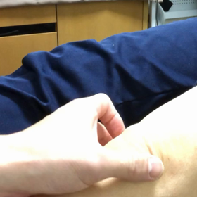 膝の痛みで悩んでいる人への画像