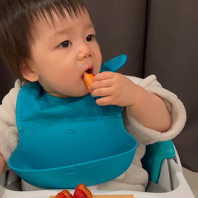 手慣れた感じで食べていますの画像