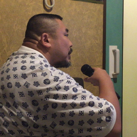 赤いランプの終列車の画像