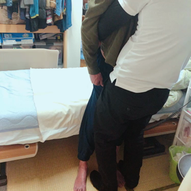 相方さんのリハビリ~立つ練習~右手がポケットに~の画像