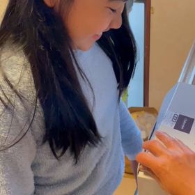 頂いたケーキを見る2人の画像