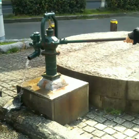 昔ながらの井戸水のポンプの画像