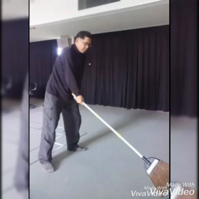 左手は小指だけ、右手はそえるだけの画像