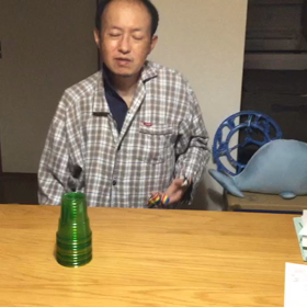 指先の装具つけて訓練の画像