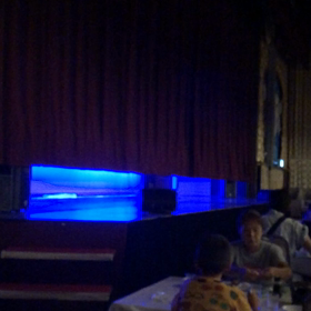 食事しながら忍者ショーの画像