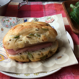 キャンピングトレーラー内の朝パンの画像