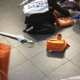 京都駅構内で、キスをしていた後に、倒れAEDのご厄介！の画像