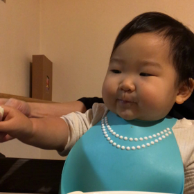 1歳8ヶ月　食事の右手の画像