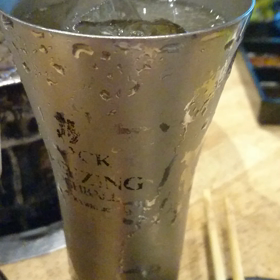 スマホを叩く酔っぱらいの画像