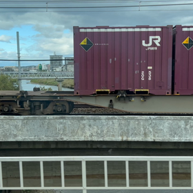 貨物列車と並走　動画の画像
