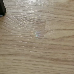 床に虹色がの画像