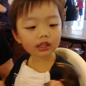 息子の初体験・鶏の爪食べるの画像