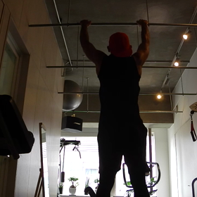 普通に懸垂しても面白くないから…の画像