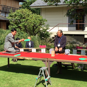 投扇興大会2(伊勢崎市長、五十嵐様)の画像