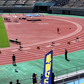 １組１着でゴール（男女混合リレー）の画像