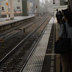 運行電車は超満員の画像