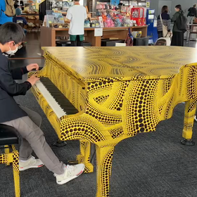 都庁ストリートピアノで演奏する光平君です❣️の画像