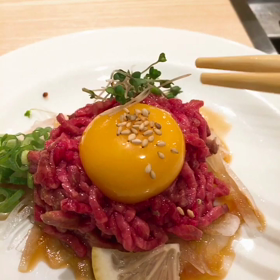 やっぱり卵がつぶれてお肉にかかる瞬間が。の画像