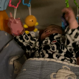 寝ないで1人遊びする坊ちゃんの画像