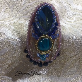 フリンジが揺れるビーズブローチの画像