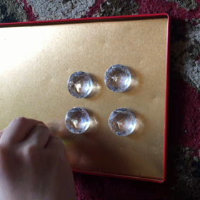 イケメンがビー玉で遊んでみたの画像