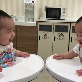 向かい合わせに座らせると…の画像