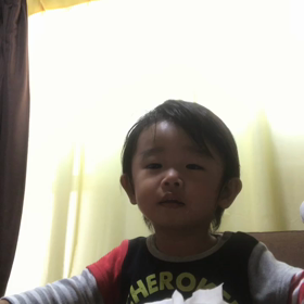 ワンコに狙われながら食べ るご飯の画像