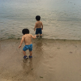 三つ子ちゃん、はじめての海♡に大興奮*\(^o^)/*の画像