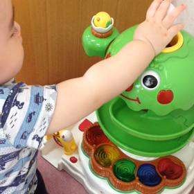 10m11d おもちゃの遊び方の画像