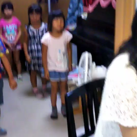 おさらい会小さな子の部での歌声の画像