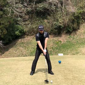 ドライバー を ハンドファーストの画像