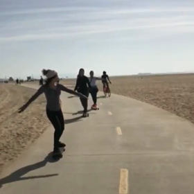 日曜日にビーチでスケボー！の画像